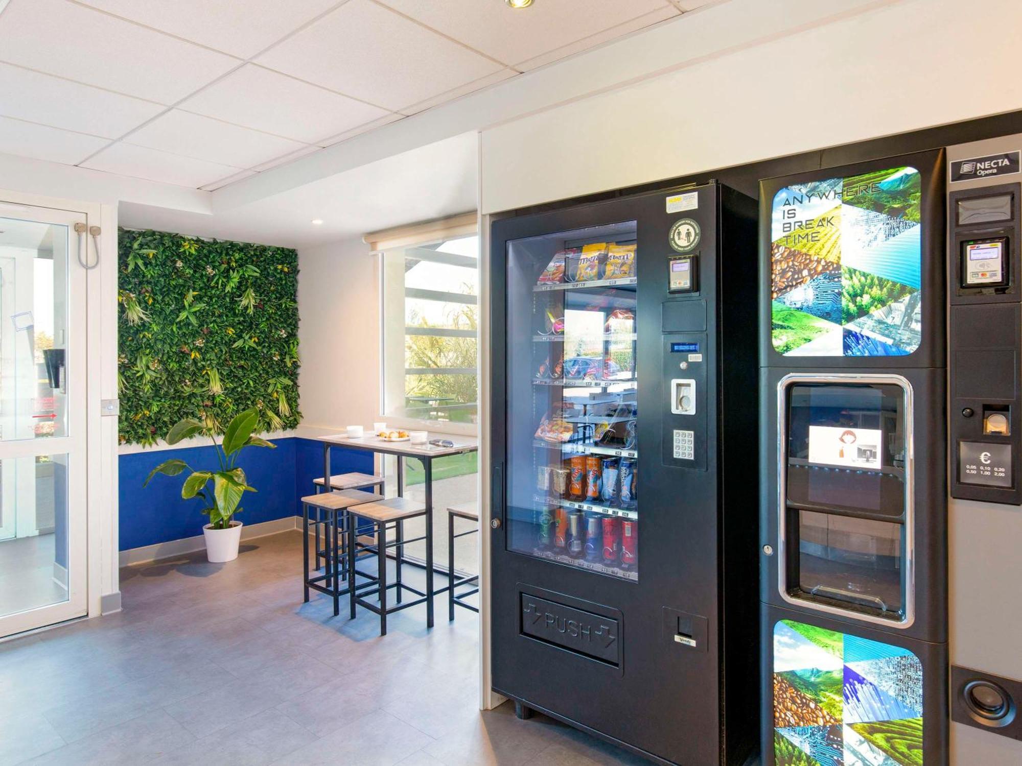 Ibis Budget Saint-Maximin Bagian luar foto