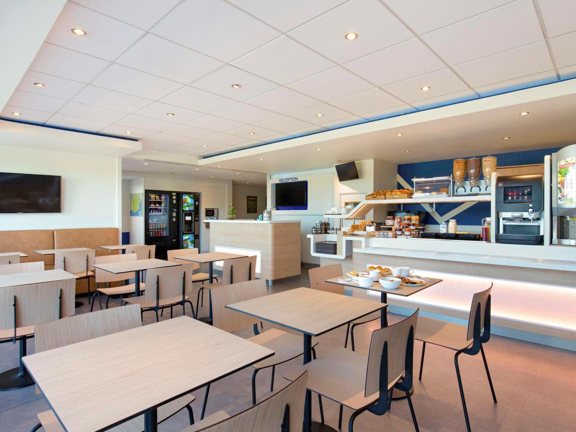 Ibis Budget Saint-Maximin Bagian luar foto