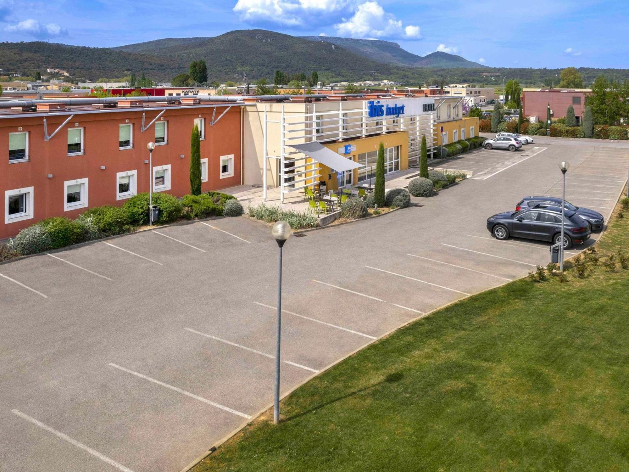 Ibis Budget Saint-Maximin Bagian luar foto