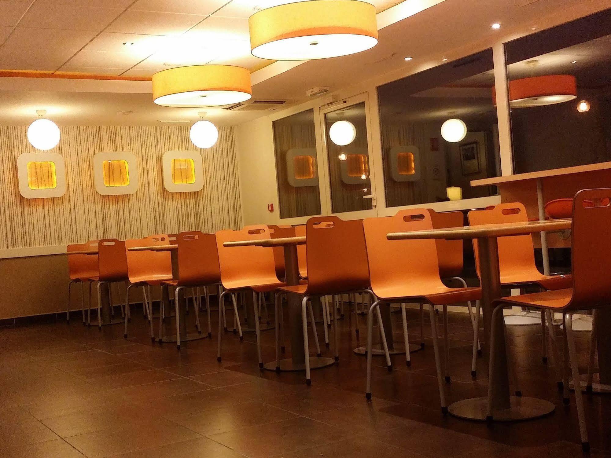 Ibis Budget Saint-Maximin Bagian luar foto